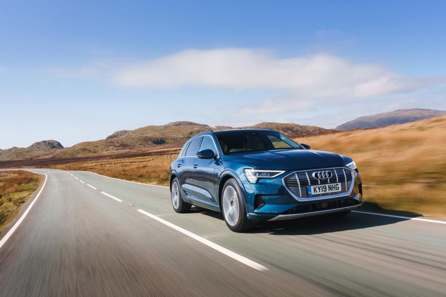  Audi e-tron 55 Quattro 2019 года  (UK) (фото 17 из 40)